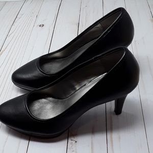 EUC Black Bandolino Classic Platform Pump